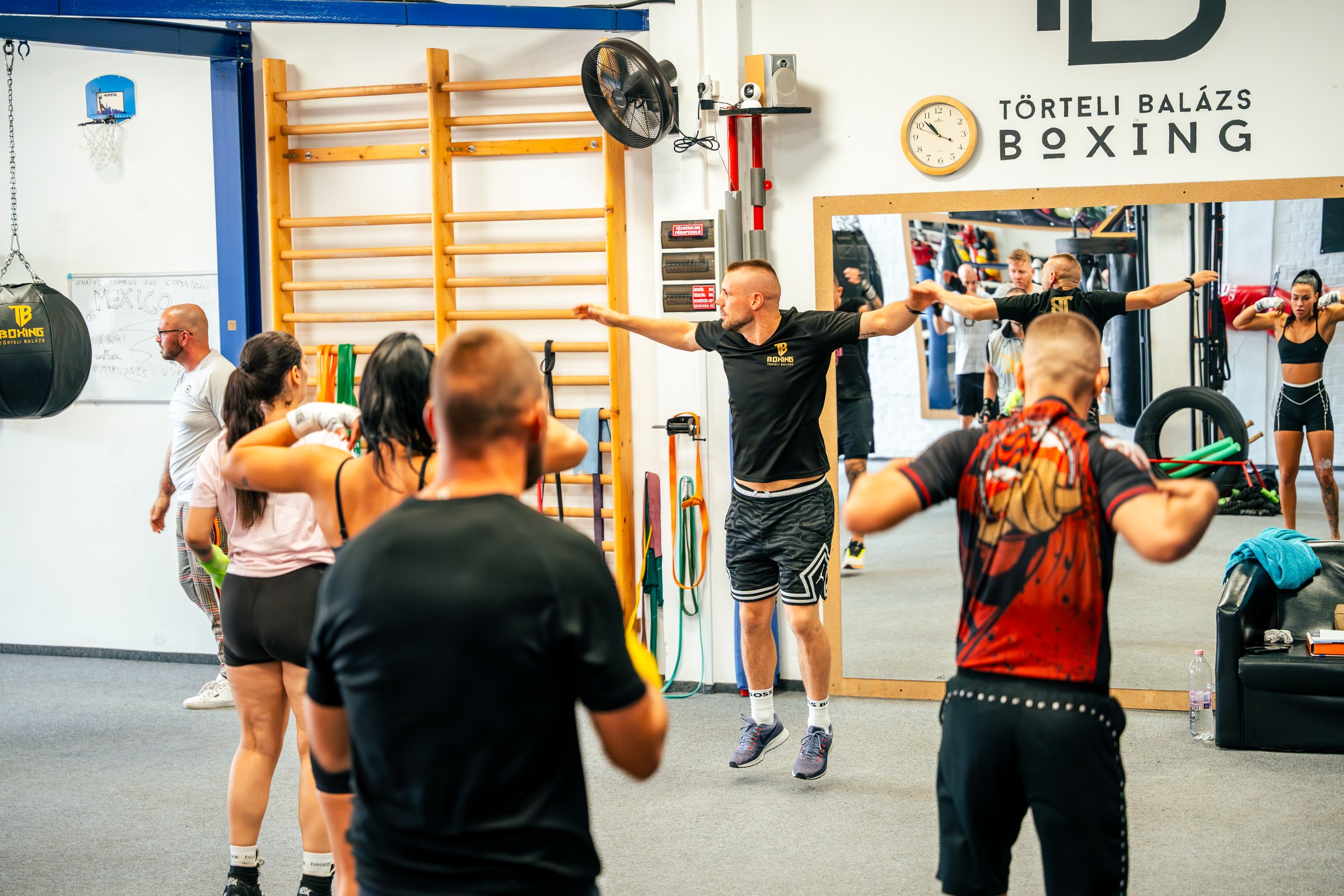 Kiscsoportos bemelegítés a Törteli Box Clubban